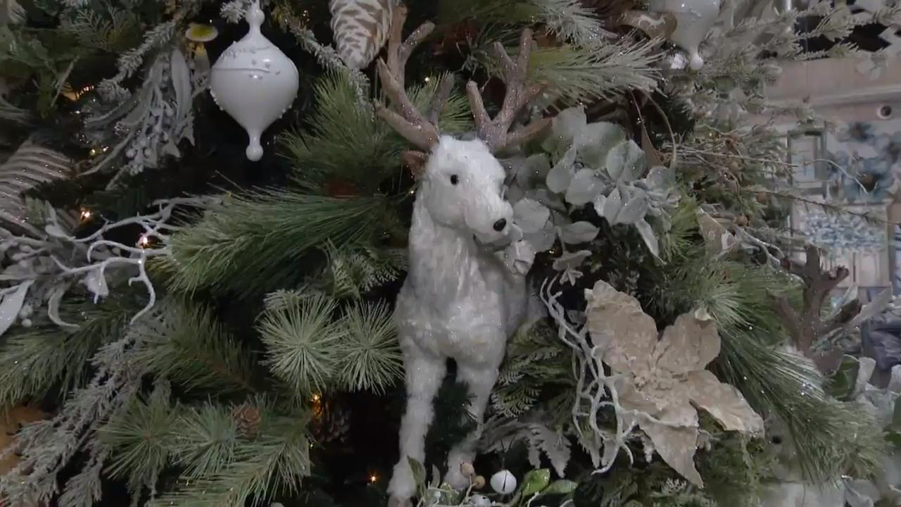 How to beautifully decorate a (budget friendly) Christmas tree Video